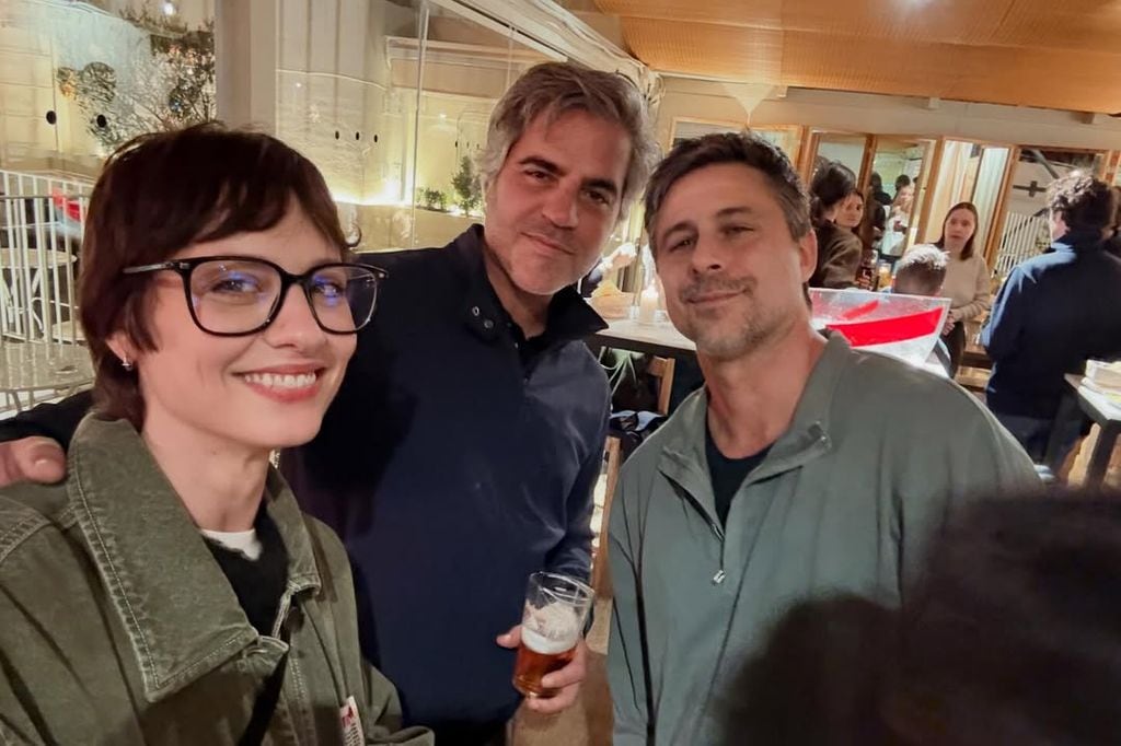 Los protagonistas de 'Los hombres de Paco' con Ernesto Sevilla