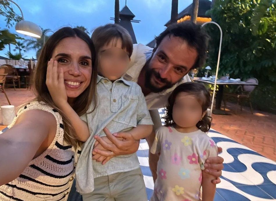 Elena Furiase y Gonzalo Sierra con sus dos hijos, Noah y Nala