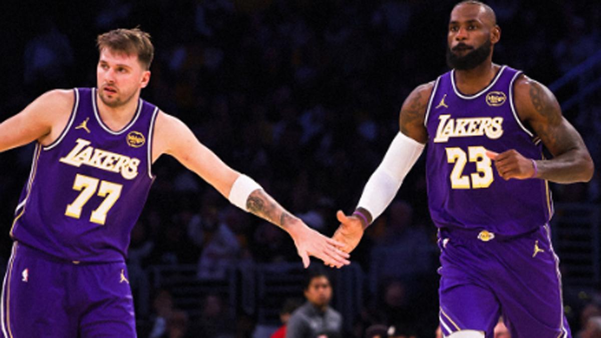 Doncic y Lebron, celebrand una canasta con los Lakers