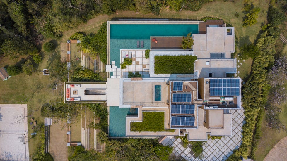 fachada inspirada islandia, suelo espanol, estanque piedra indonesia, casa internacional elegante, abierta y luminosa