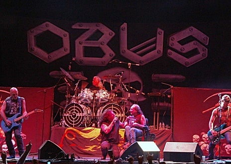 Imagen secundaria 1 - Arriba, los miembros fundadores de Obús, reunidos en el bar Fenrir de Madrid el pasado martes. Abajo, imágenes de antiguos conciertos de la formación original