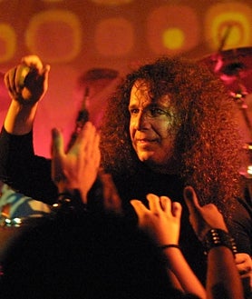 Imagen secundaria 2 - Arriba, los miembros fundadores de Obús, reunidos en el bar Fenrir de Madrid el pasado martes. Abajo, imágenes de antiguos conciertos de la formación original