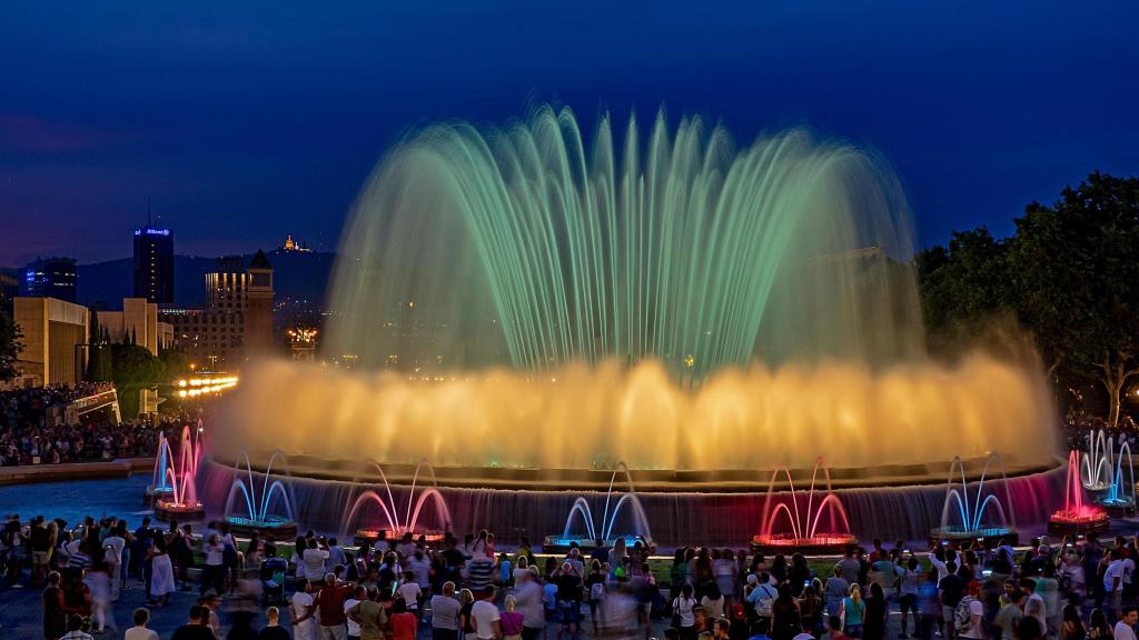 La Font Màgica de Montjuïc de Barcelona iluminada en una imagen de archivo