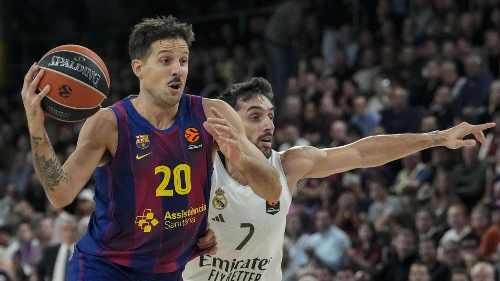 Nico Laprovittola penetra a canasta, perseguido por Facu Campazzo