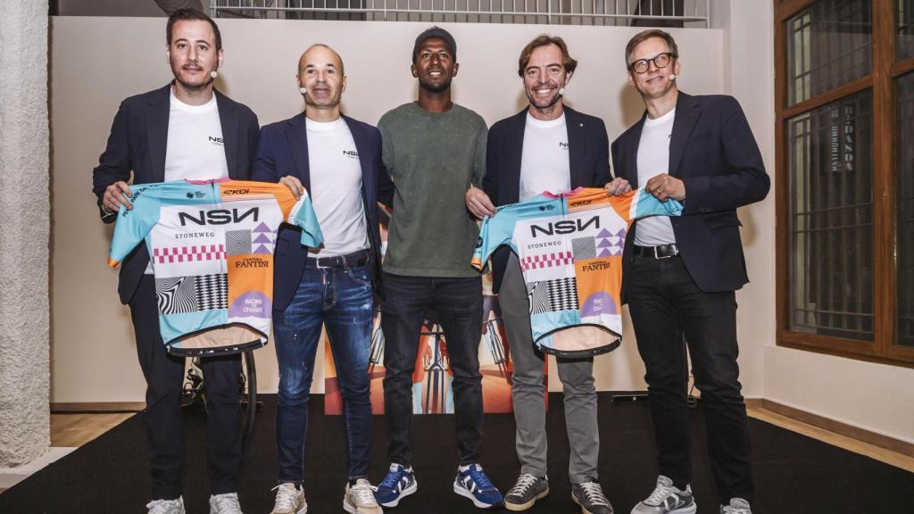 Andrés Iniesta, en la presentación el equipo de ciclismo NSN Cycling Team junto al velocista Biniam Girmay (centro)