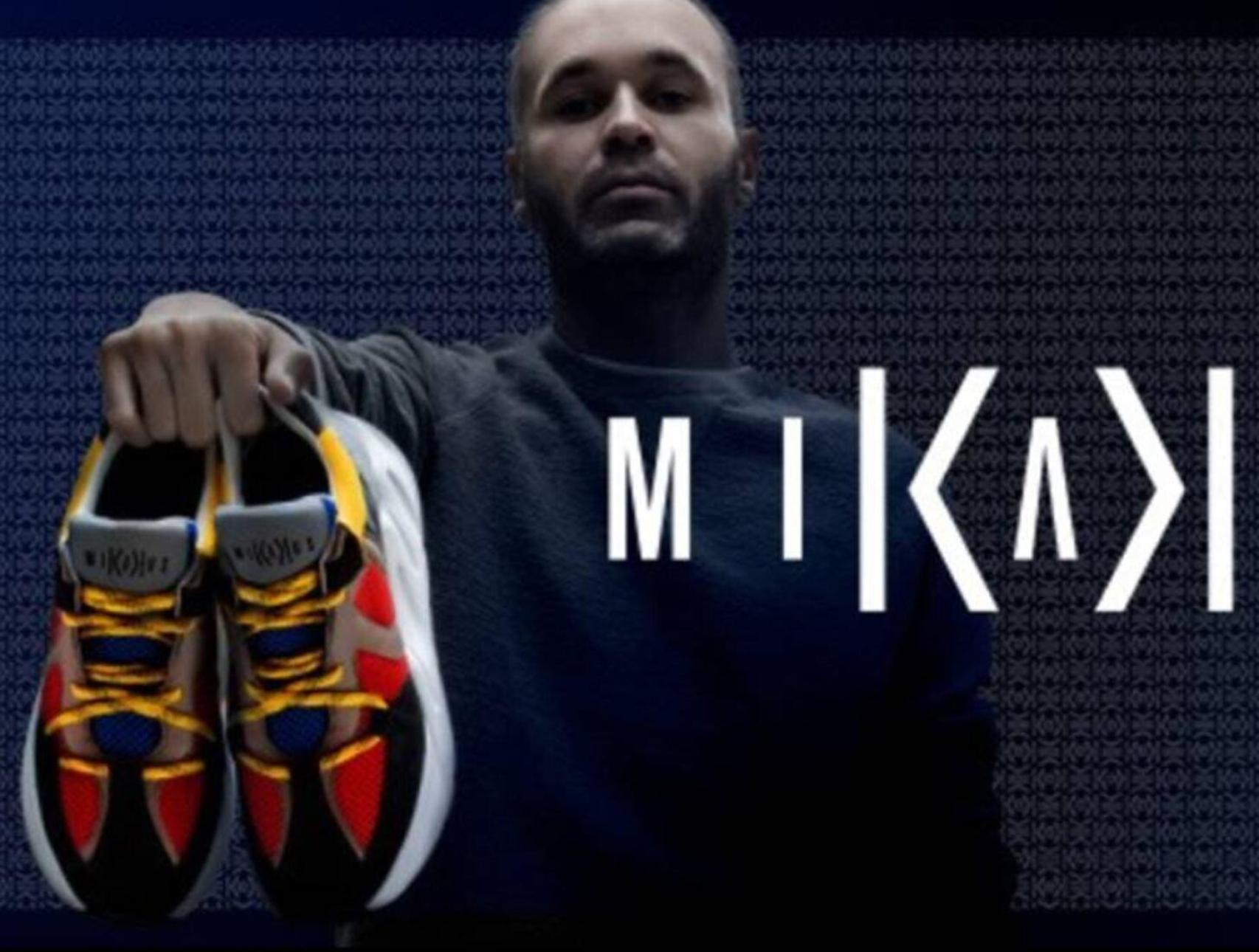 Andrés Iniesta posa con los zapatos de su marca Mikakus, fundada en 2018