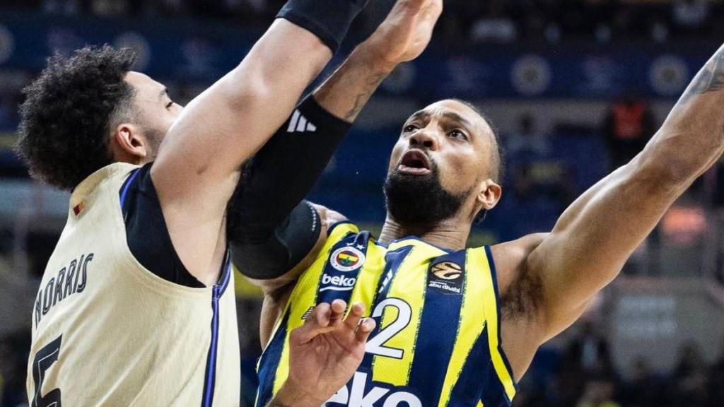 Miles Norris trata de taponar un lanzamiento en el Fenerbahce-Barça de basket de la Euroliga