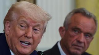 Trump junto a su secretario de Salud, Robert F. Kennedy Jr., en un acto en la Casa Blanca sobre la salud de los estadounidenses.