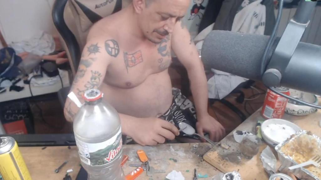 Simón Pérez consumiendo drogas durante uno de sus directos.