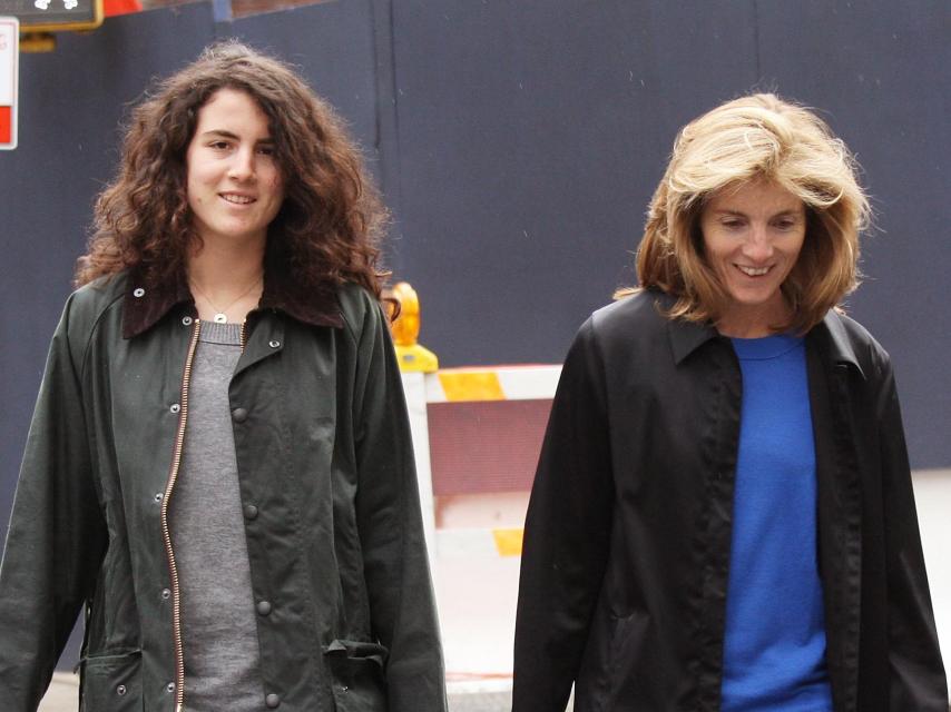 Tatiana Schlossberg y su madre, Caroline Kennedy, en mayo de 2009.