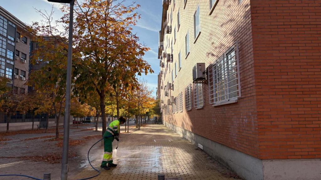 Los servicios de limpieza lavando el punto donde cayó José Antonio.