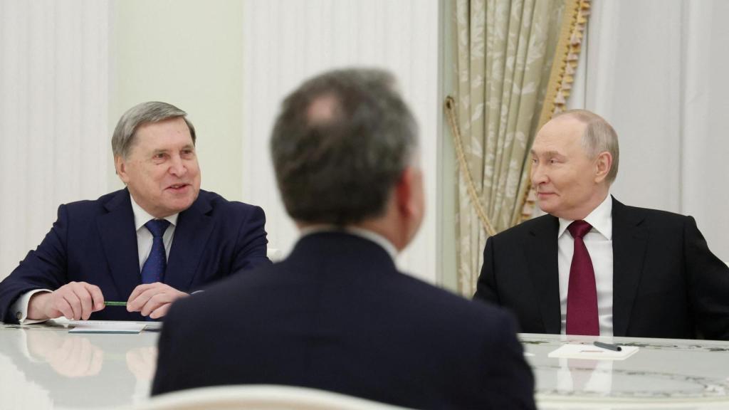 Yuri Ushakov y Vladímir Putin durante la reunión con Steve Witkoff, de espaldas en esta foto.