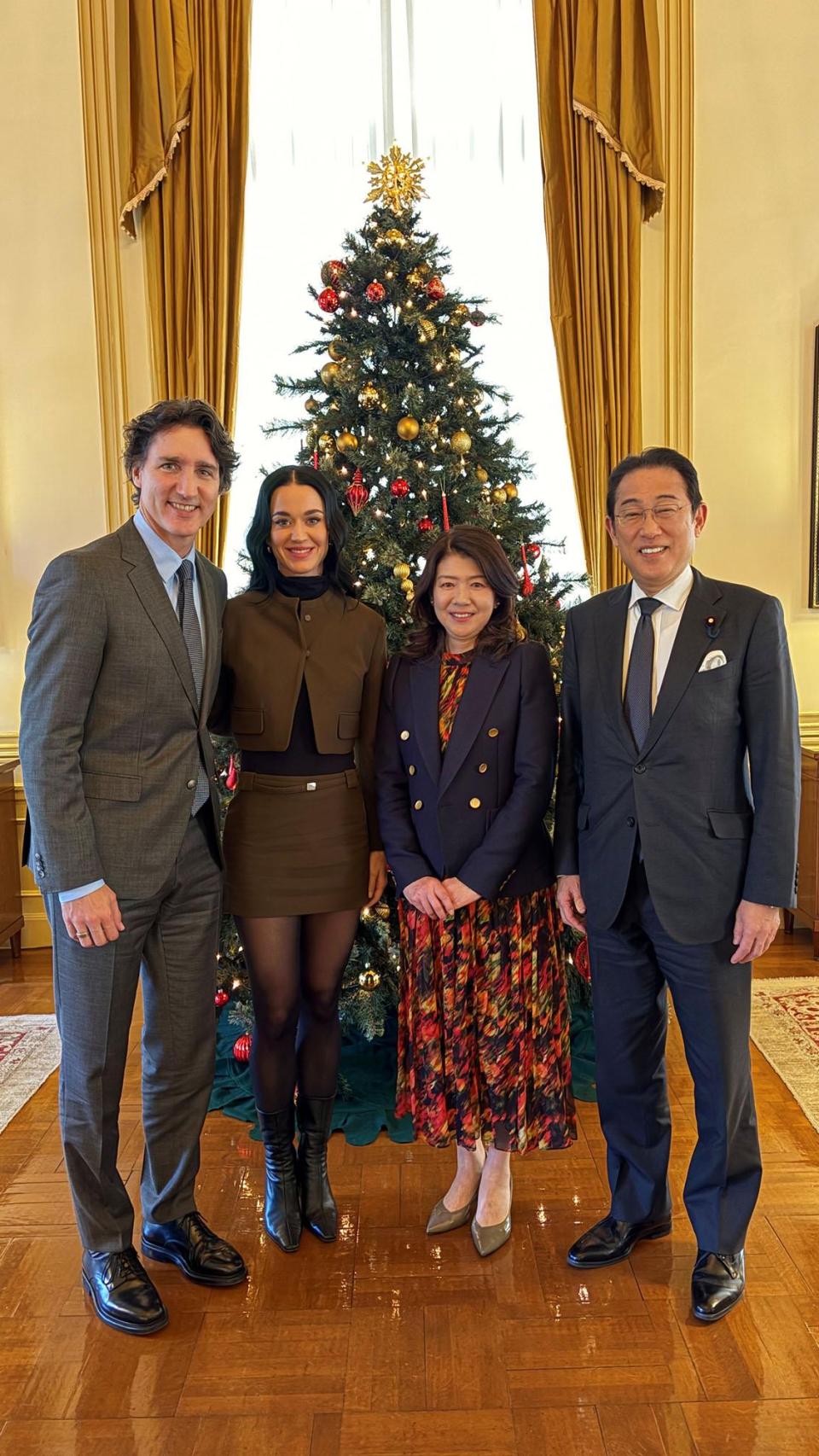 Justin Trudeau y Kary Perry, con el expresidente de Japón Fumio Kishida, y su esposa, Yuko.