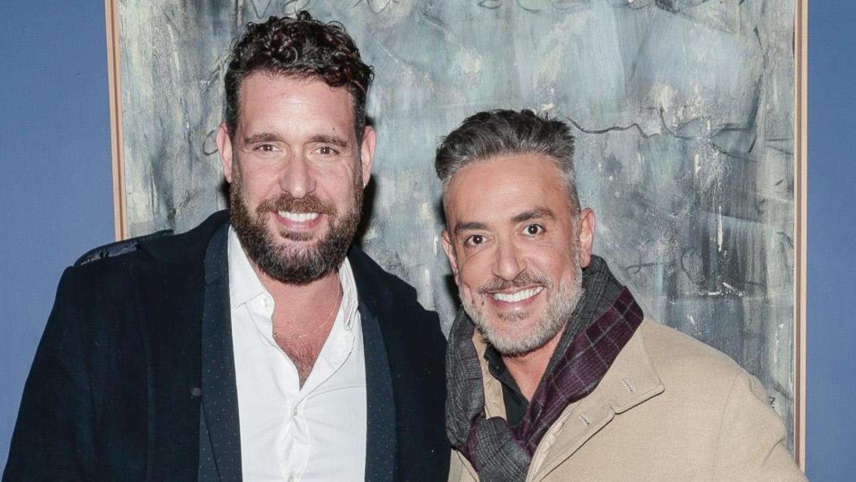 su marido, Fran Antón, se encadena a la puerta y declara una huelga de hambre