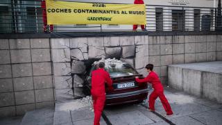 Greenpeace pide a la Comisión Europea mantener la prohibición de vender coches de combustión para 2035.