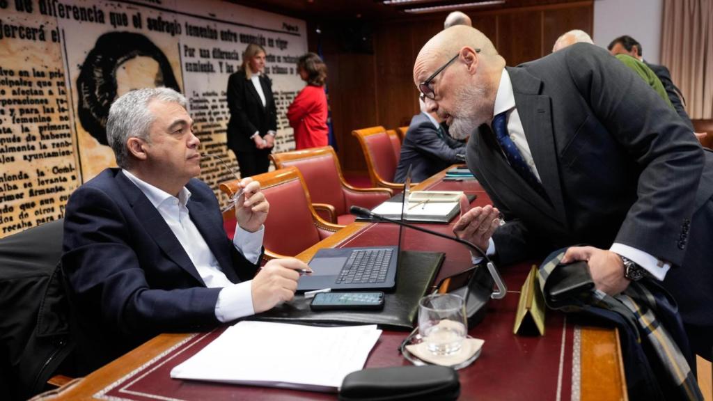 El exdiputado socialista Santos Cerdán conversa con el abogado Jacobo Teijelo(d) durante su comparecencia en el Senado.