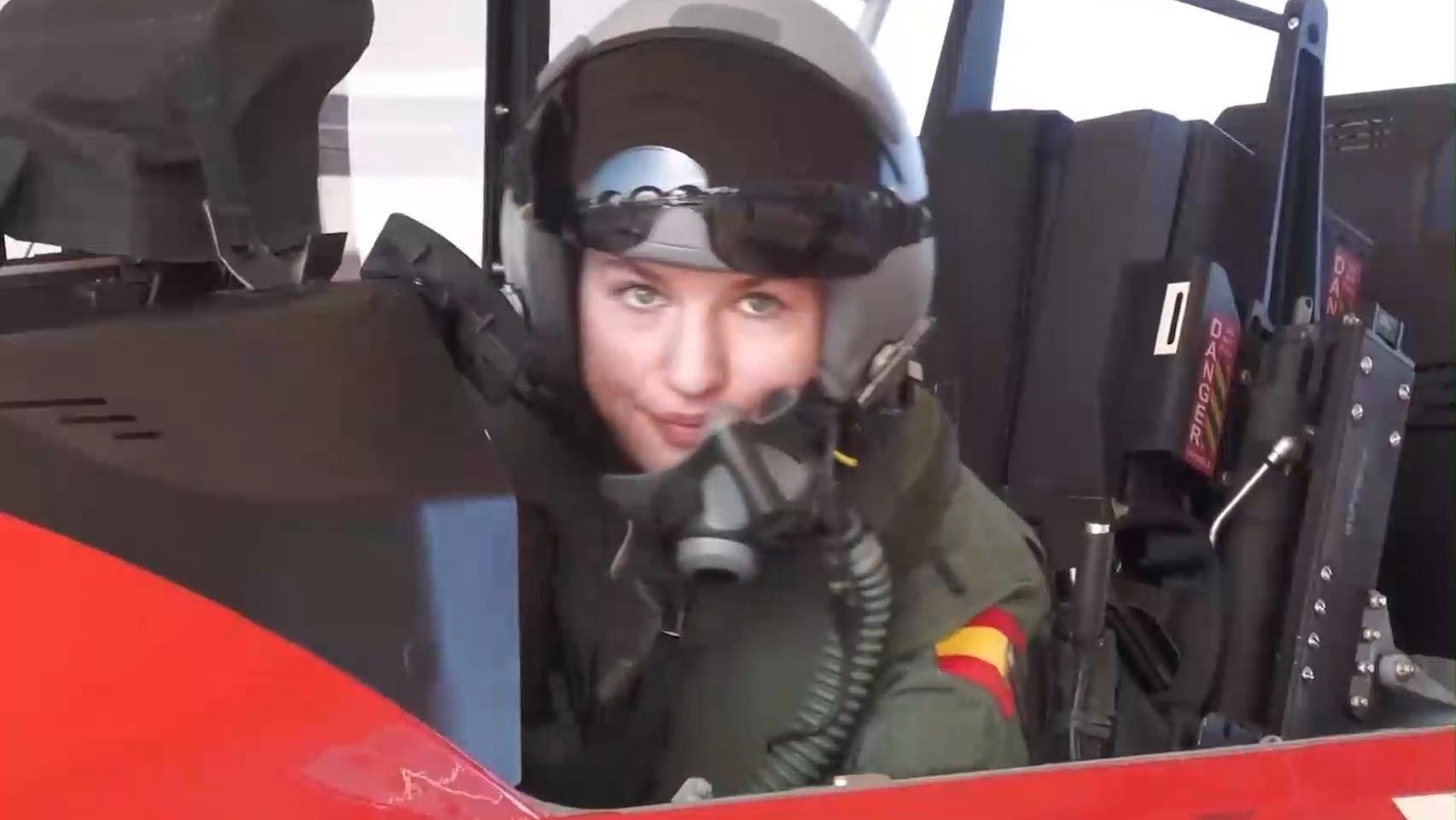 Leonor se pone a los mandos del Pilatus en una 'suelta' histórica