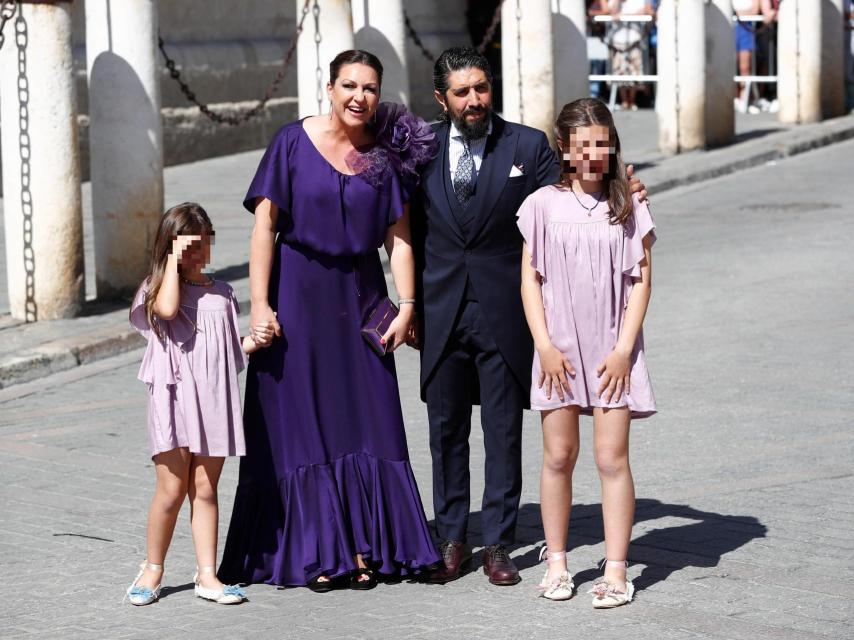 Niña Pastori y su marido junto a sus dos hijas.
