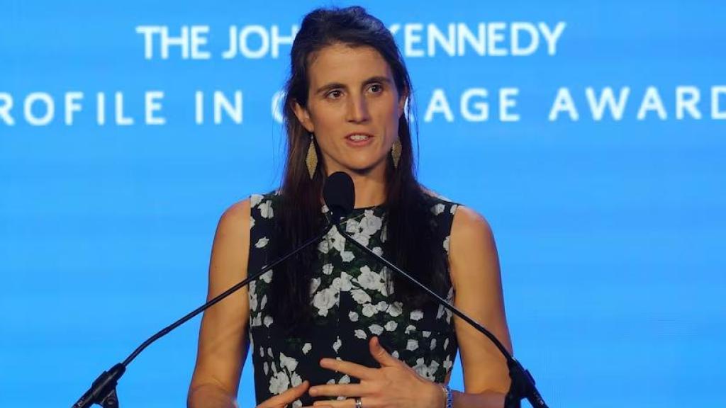 Tatiana Schlossberg, nieta del expresidente estadounidense John F. Kennedy, habla en la ceremonia del Premio Perfil de Coraje 2023 en la Biblioteca John F. Kennedy en Boston, Massachusetts, EE. UU., el 29 de octubre de 2023.