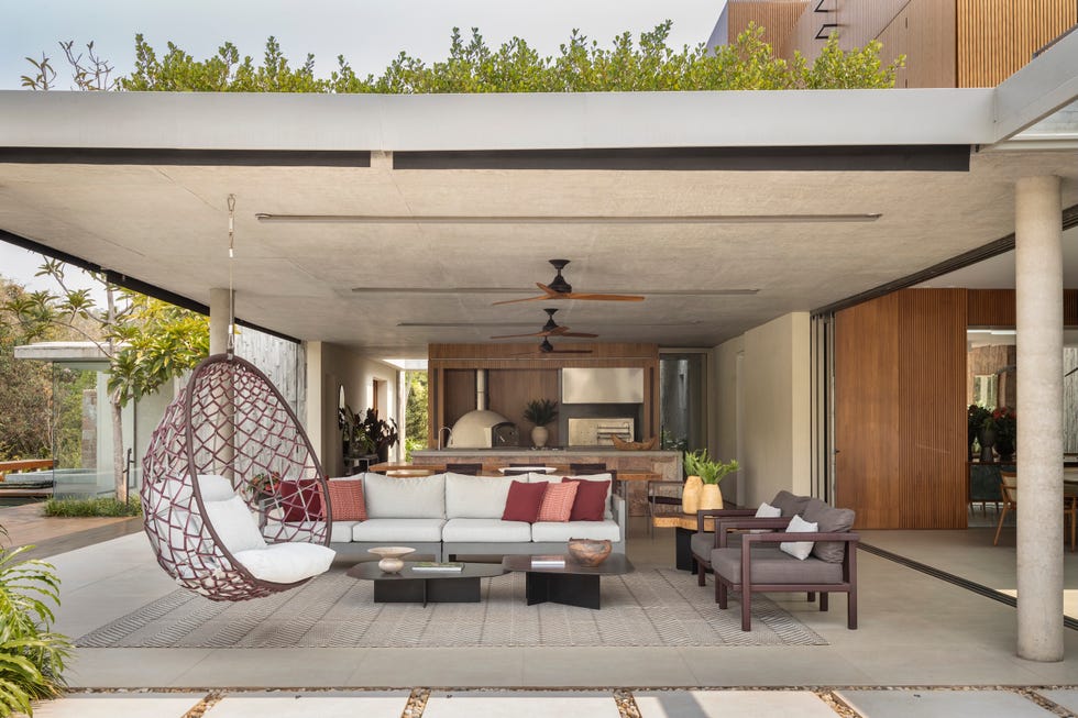 fachada inspirada islandia, suelo espanol, estanque piedra indonesia, casa internacional elegante, abierta y luminosa