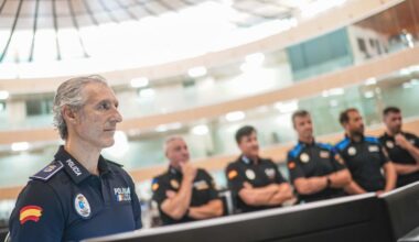 Policías locales en la sede del 112