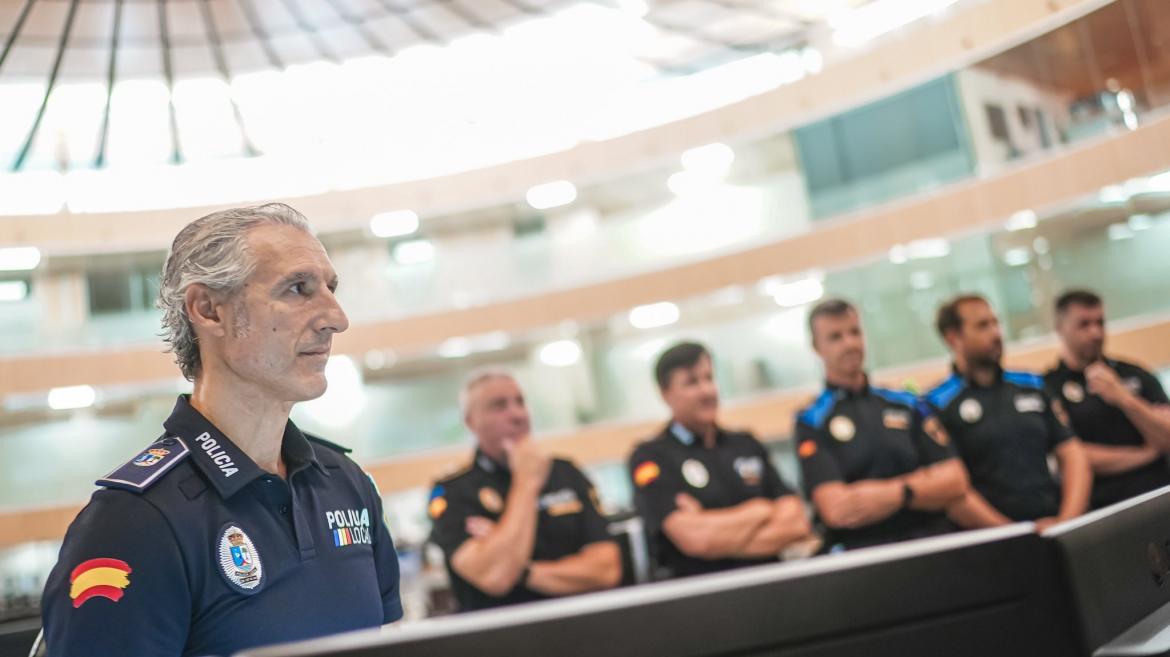 Policías locales en la sede del 112