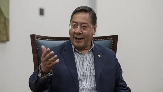 El expresidente Luis Arce sentado en una silla de su despacho