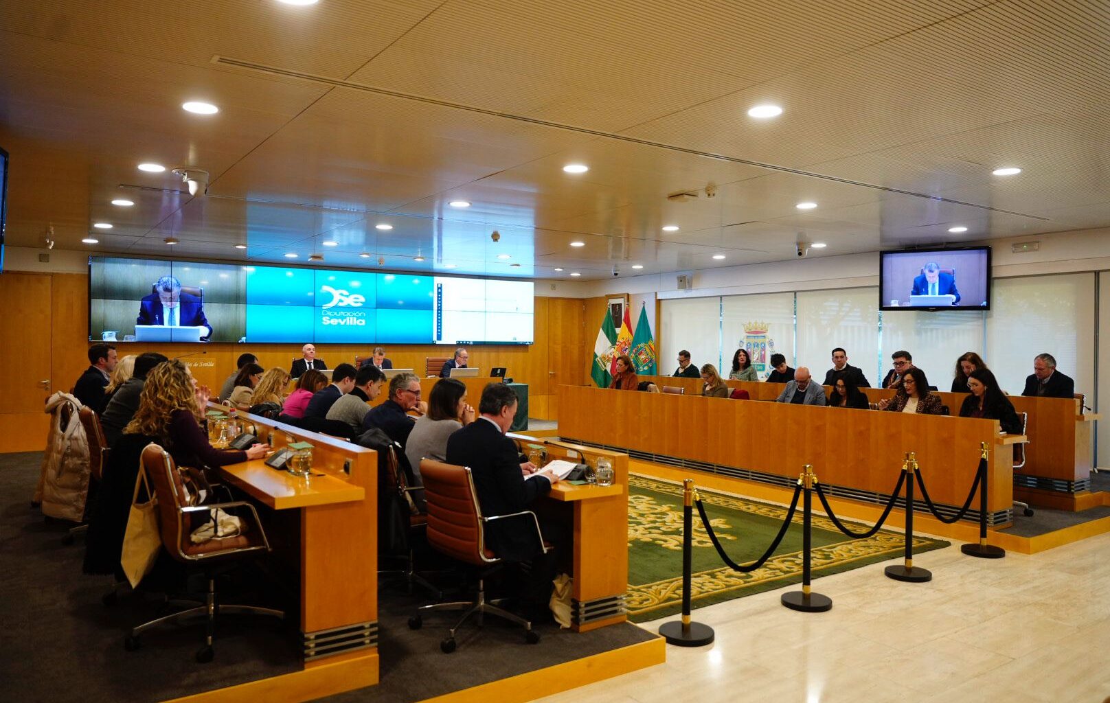 La Diputación tramita anticipadamente el mantenimiento de las carreteras provinciales y aprueba 9,1millones de euros para renovar vehículos de 97 municipios y la inyección de otros 7 millones al Huesna