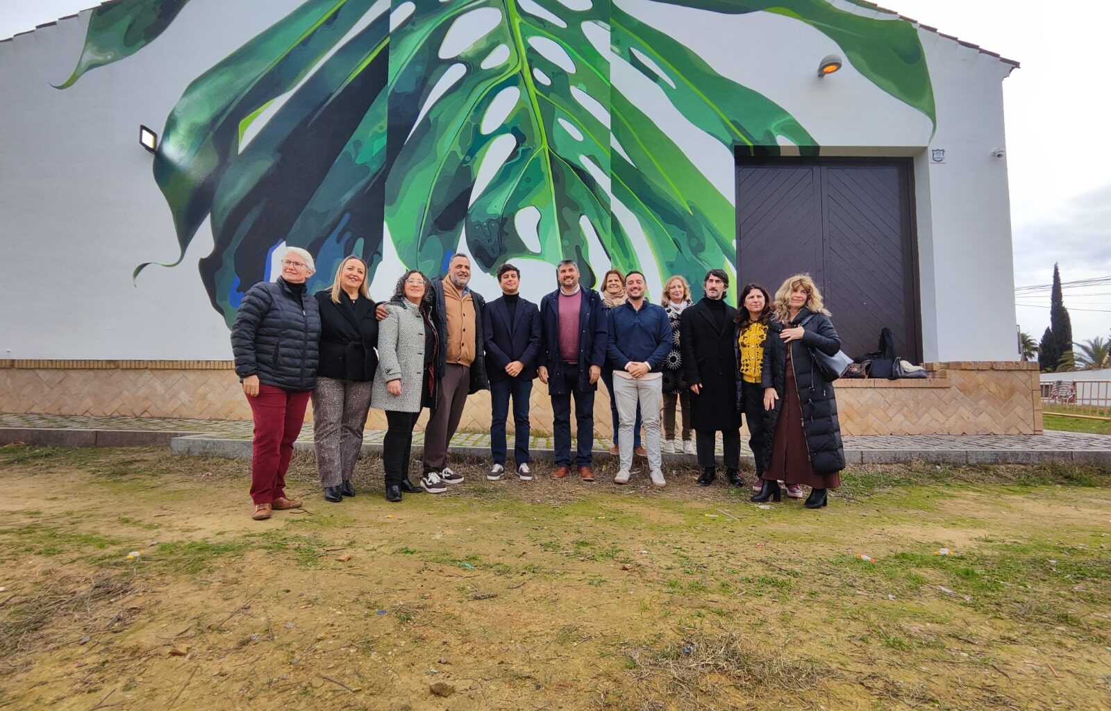 Casimiro Fernández inaugura en Villanueva del Ariscal el mural 'Costilla de Adán', de Manuel León