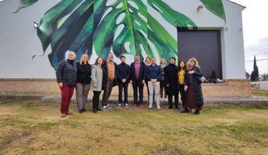 Casimiro Fernández inaugura en Villanueva del Ariscal el mural 'Costilla de Adán', de Manuel León