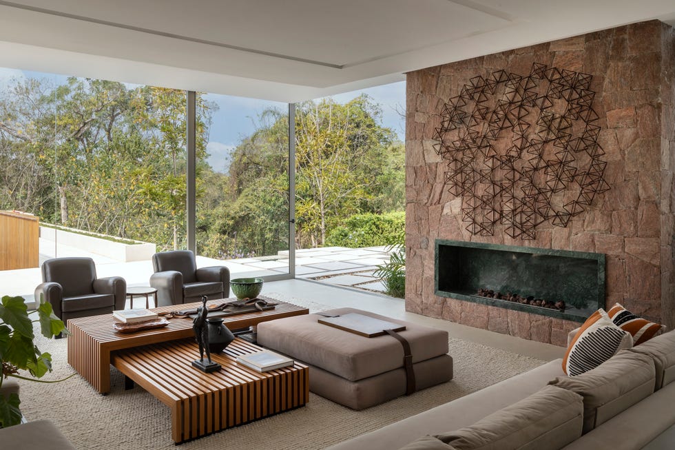 fachada inspirada islandia, suelo espanol, estanque piedra indonesia, casa internacional elegante, abierta y luminosa