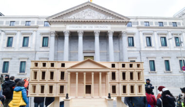cansada, desconfiada y emocionalmente crispada