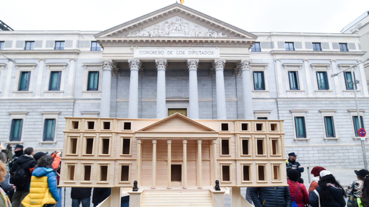 cansada, desconfiada y emocionalmente crispada