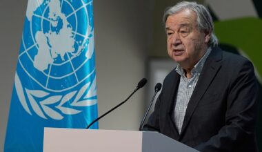 El jefe de la ONU pide priorizar a la gente y al planeta, alerta del impacto climático de la guerra
