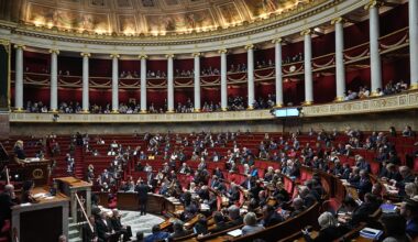 La Asamblea de Francia aprueba el presupuesto de la Seguridad Social pese a la tensión social