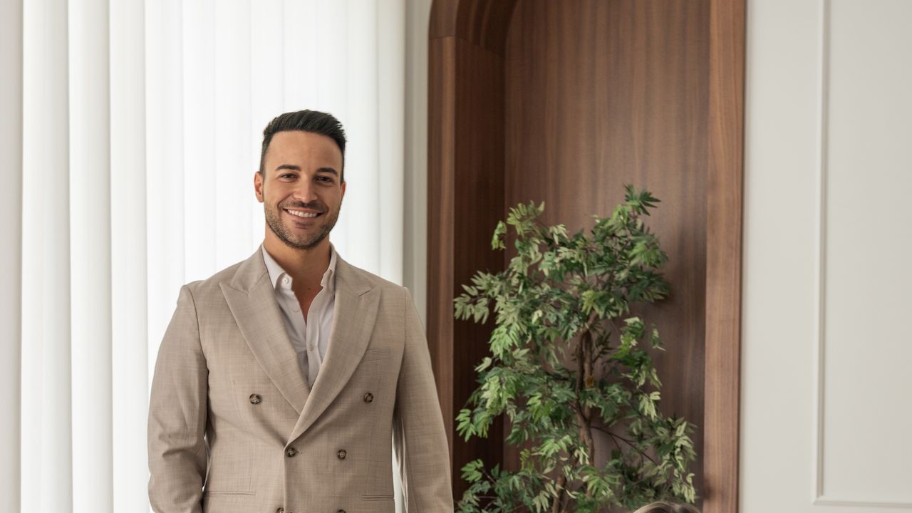 Una pareja vuelve a su ciudad tras años viviendo en el extranjero para crear una casa moderna que busca el bienestar: “El entorno influye en nuestro equilibrio, cada detalle cuenta”