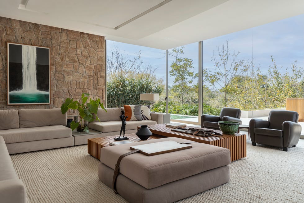 fachada inspirada islandia, suelo espanol, estanque piedra indonesia, casa internacional elegante, abierta y luminosa