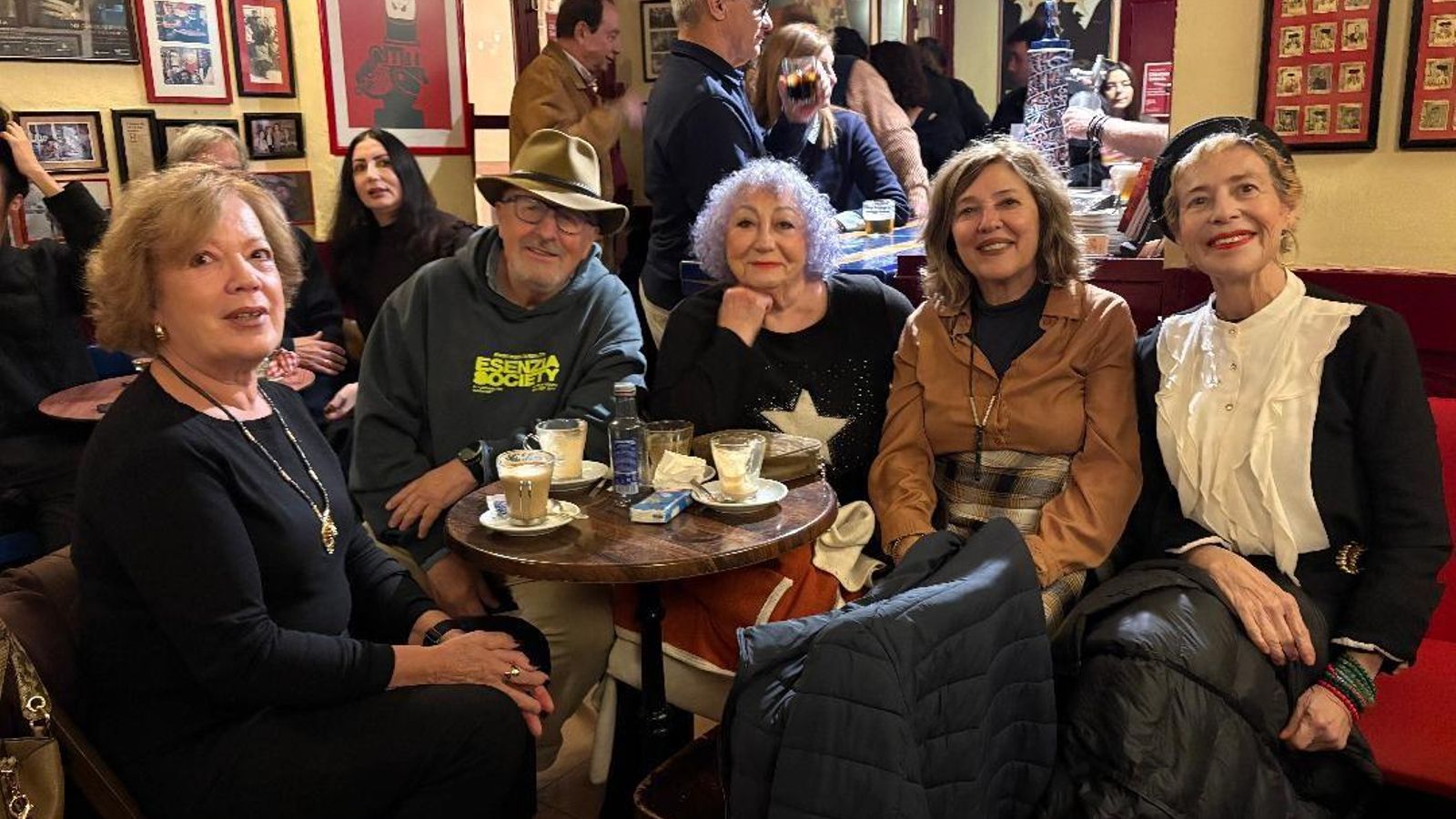 Paqui Sousa, Luis Frade, Carmen Blanco, Marisa de las Cuevas y Tere Torres compartieron mesa durante el coloquio. Paqui Sousa, Luis Frade, Carmen Blanco, Marisa de las Cuevas y Tere Torres compartieron mesa durante el coloquio.