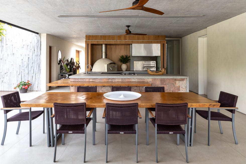 fachada inspirada islandia, suelo espanol, estanque piedra indonesia, casa internacional elegante, abierta y luminosa