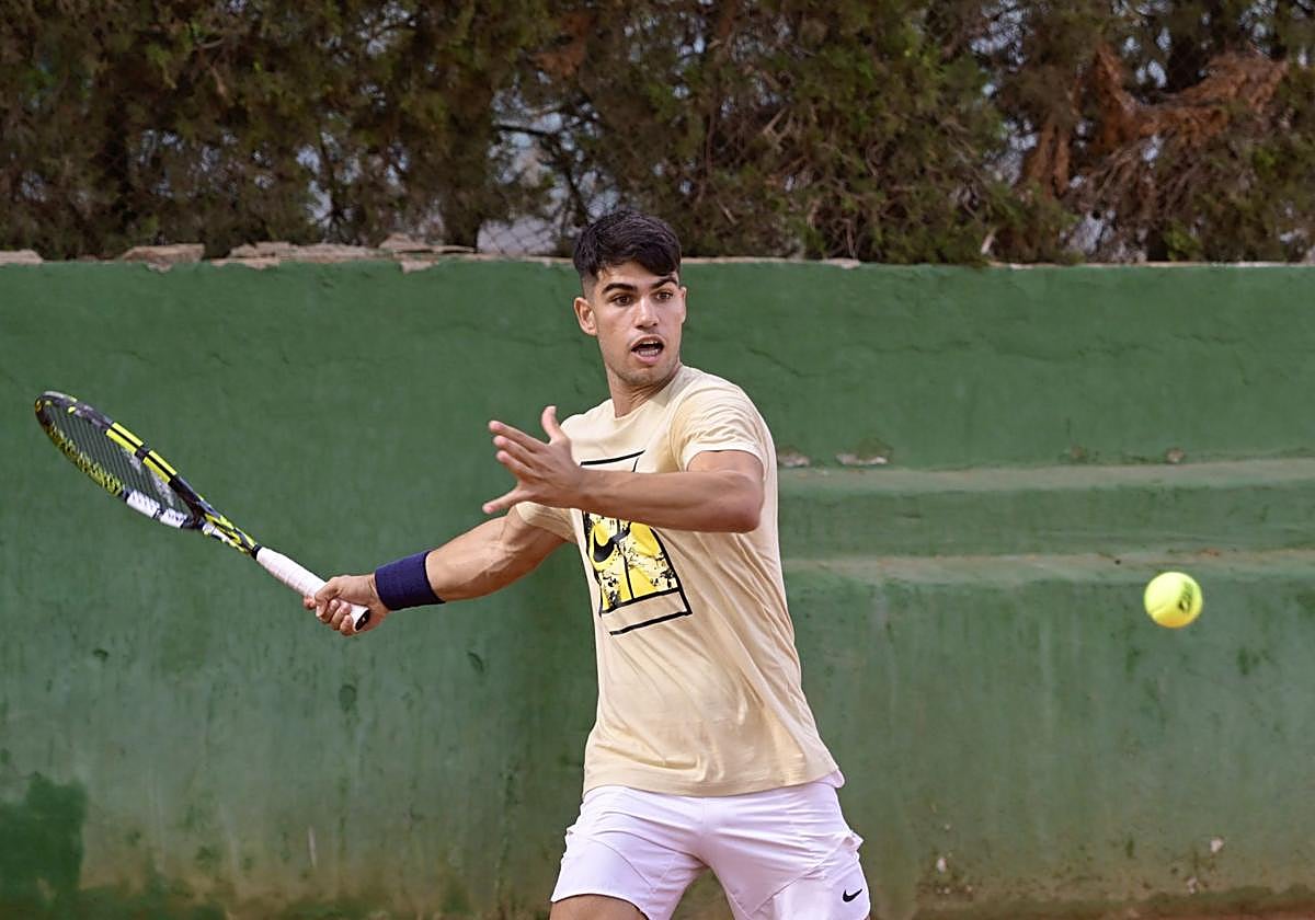 Carlos Alcaraz se machaca en casa para preparar el año I después de Ferrero