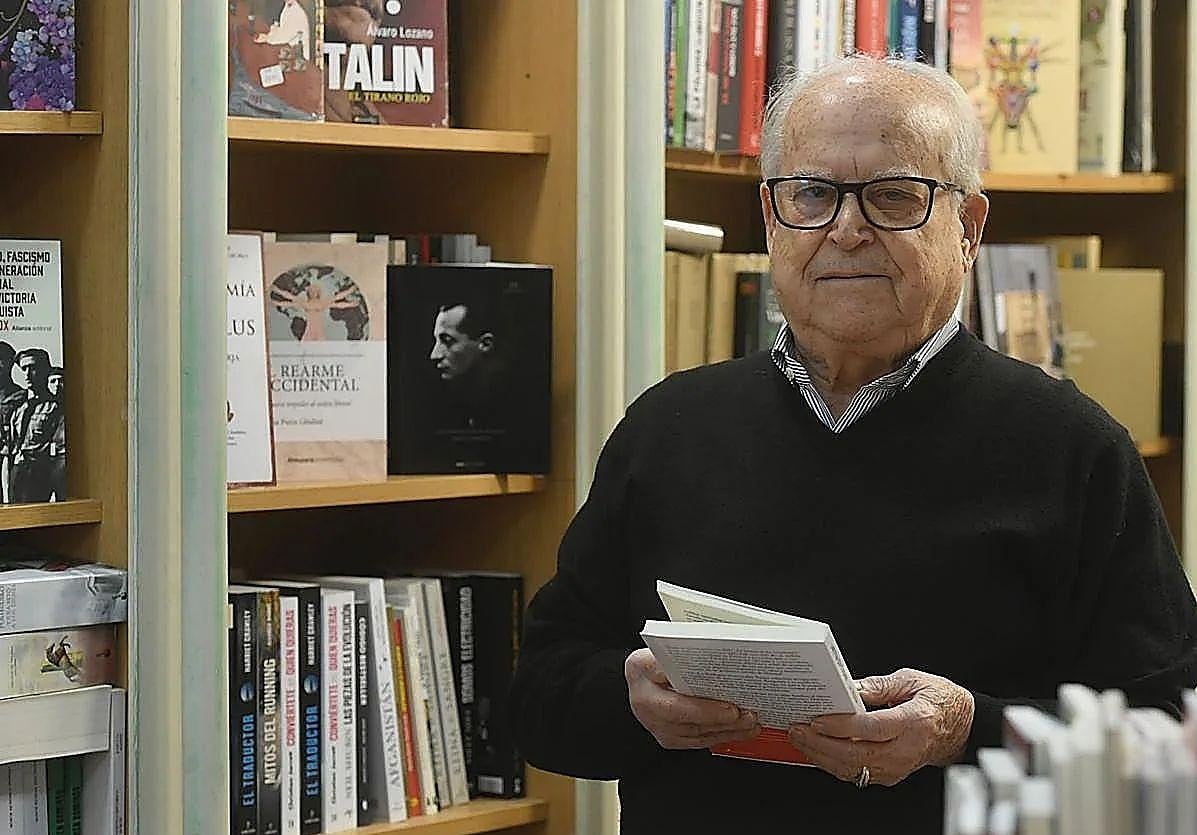 Fallece José Martínez, librero de los soportales de la Catedral de Murcia y figura histórica del comercio local