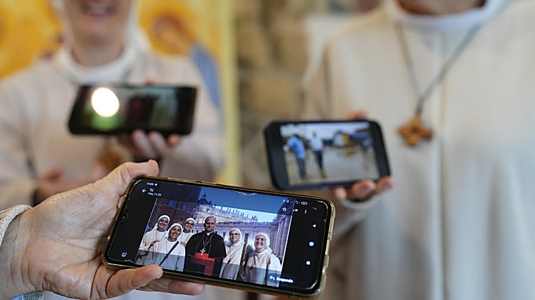 Las hermanas de Sotillo de la Adrada muestran en sus móviles las imágenes de la comunidad con el entonces padre Robert Prevost