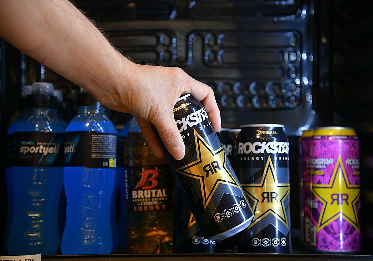 Un hombre sano que bebía ocho latas diarias de bebida energética sufre un derrame cerebral