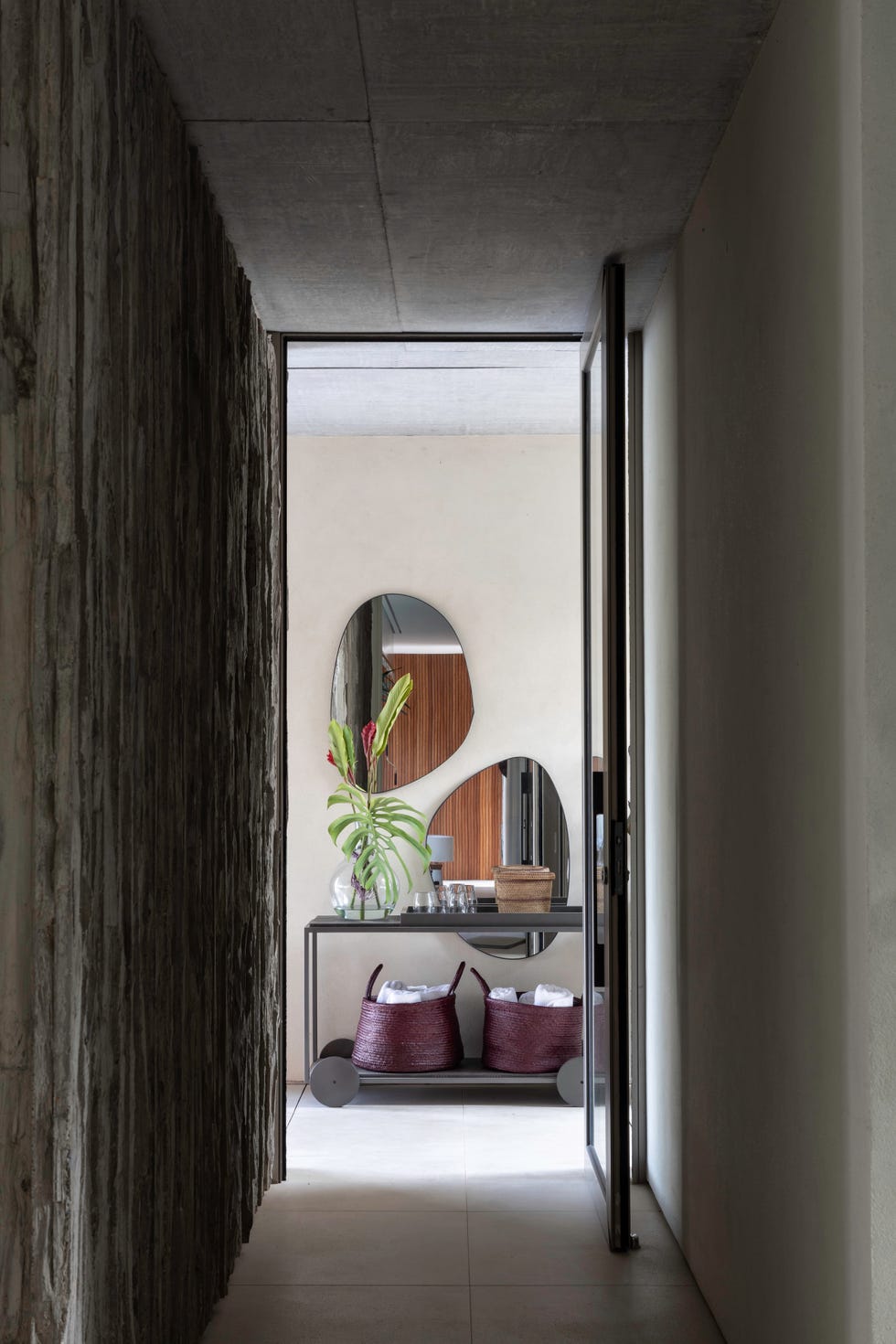 fachada inspirada islandia, suelo espanol, estanque piedra indonesia, casa internacional elegante, abierta y luminosa