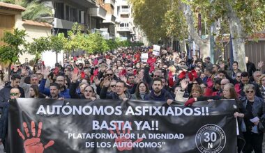 Los autónomos salen a la calle en Murcia contra «la asfixia fiscal» y la falta de cobertura: «No queremos vivir bien, solo vivir»