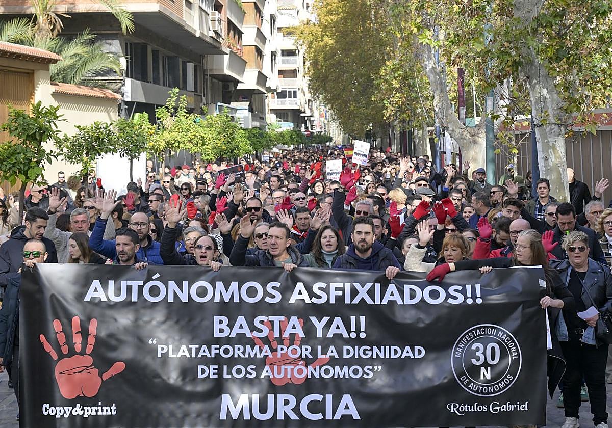 Los autónomos salen a la calle en Murcia contra «la asfixia fiscal» y la falta de cobertura: «No queremos vivir bien, solo vivir»