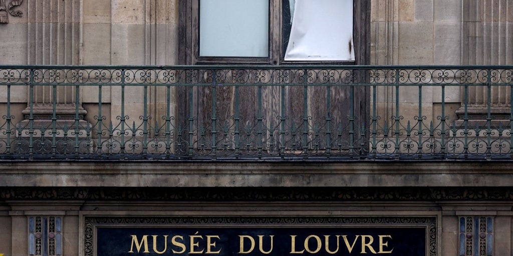 Los ladrones del Louvre escaparon porque las imágenes del robo se miraron con 30 segundos de retraso