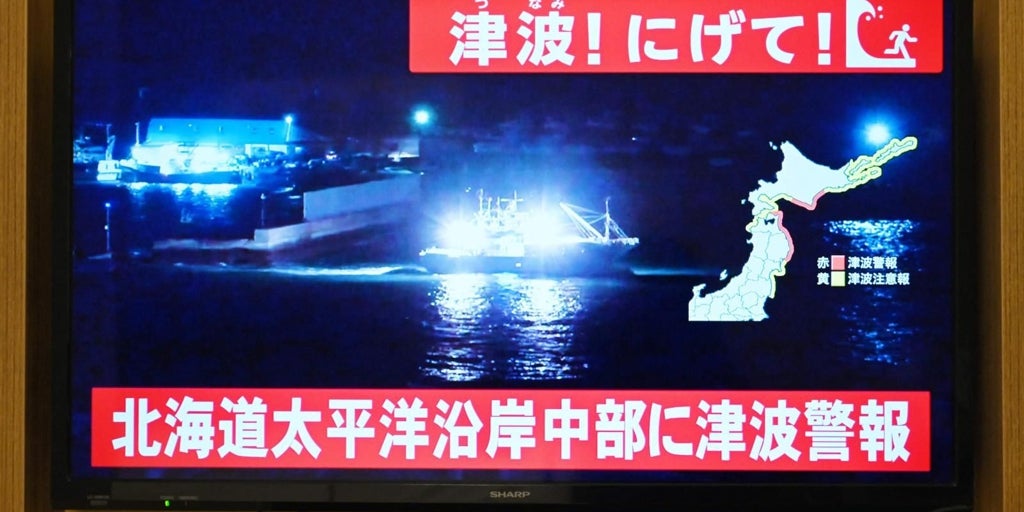Japón emite una alerta de tsunami después de un potente terremoto de magnitud 7,6 en el Pacífico