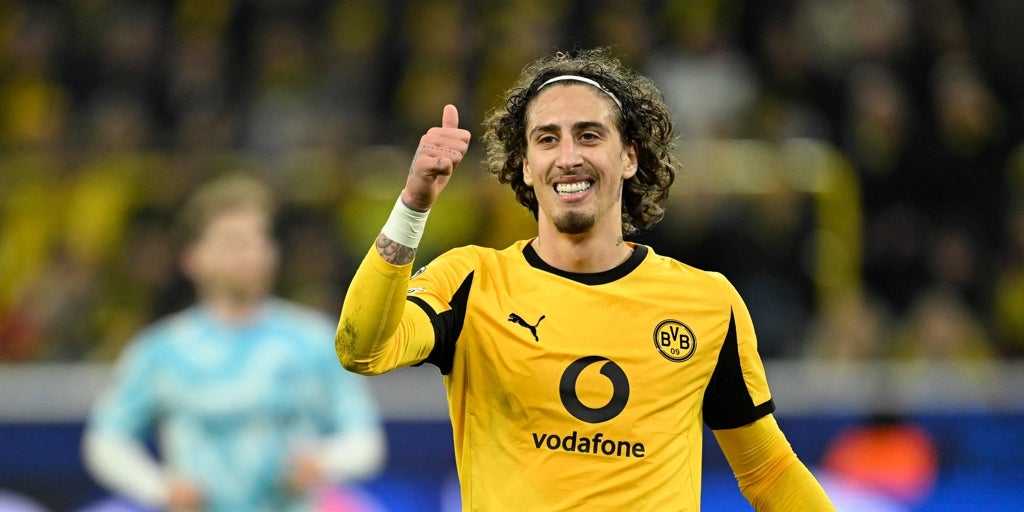 Fabio Silva presiona en busca de la cesión