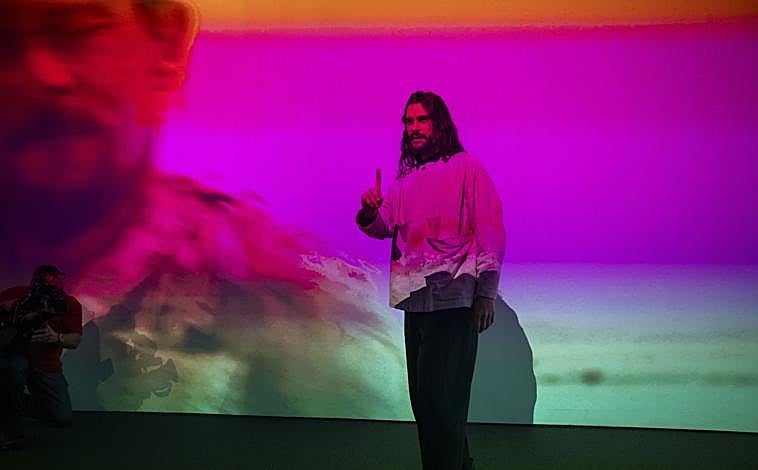 Imagen principal - Oliver Laxe, este martes en el Museo Reina Sofía